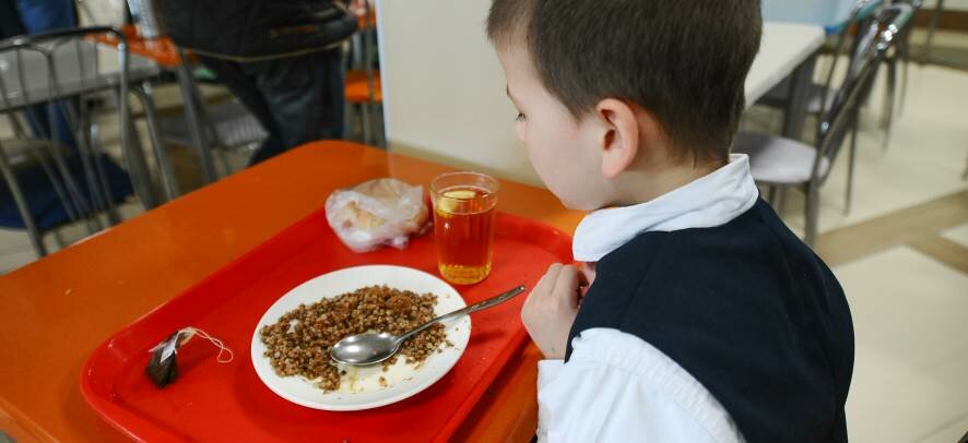 Роспотребнадзор совместно с родителями провел проверки школьных столовых в 18 районах Петербурга