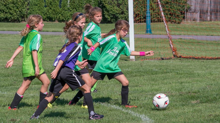 Минпросвещения поручено разработать план по развитию футбола для девочек в школах