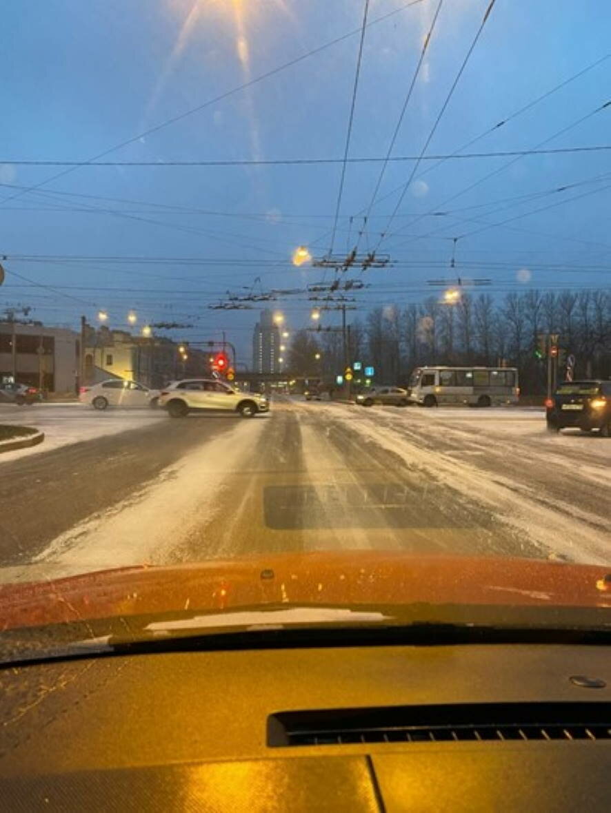 Жители Петербурга опасаются увеличения числа аварий из-за плохой уборки снега
