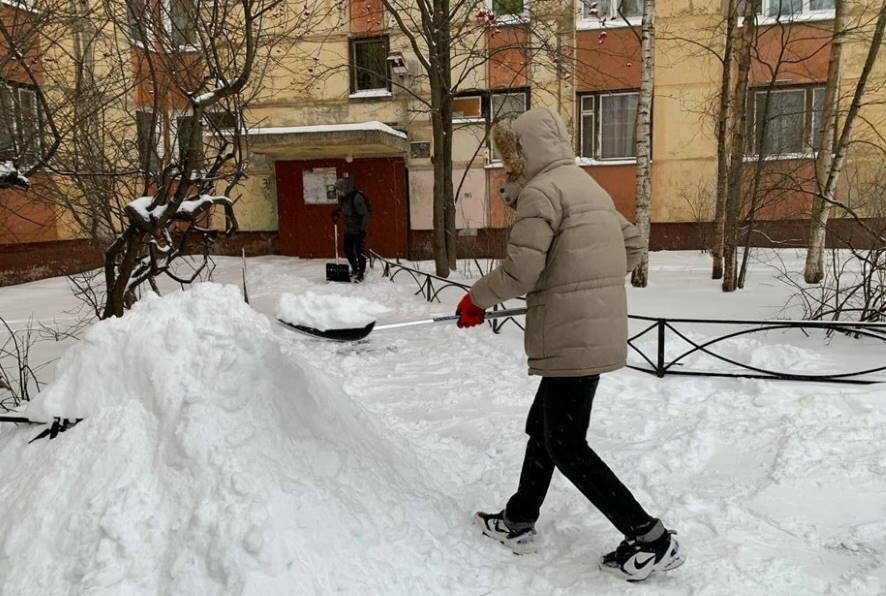 Смольный экстренно ищет дворников для очистки заваленного снегом города