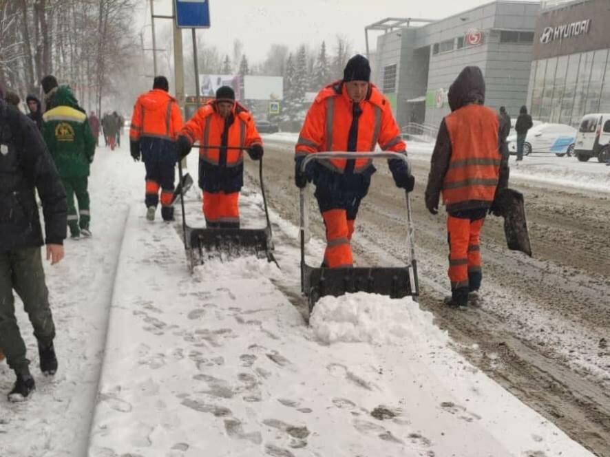 Около 30 единиц техники задействованы в уборке Пскова от снега