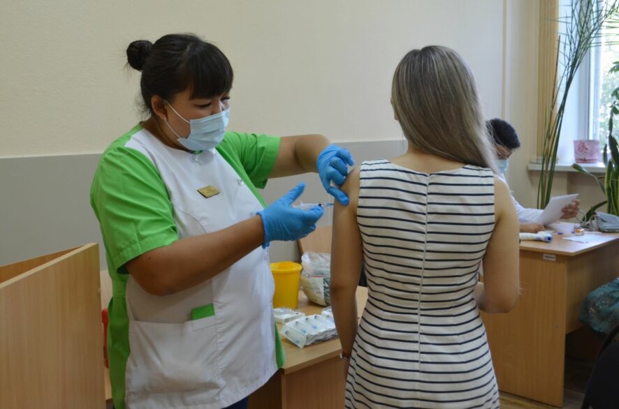 Минздрав РФ зарегистрировал вакцину от ковида для подростков