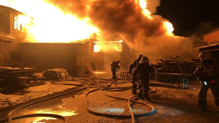 Екатеринбургские огнеборцы ликвидируют крупный пожар в деревообрабатывающем цеху