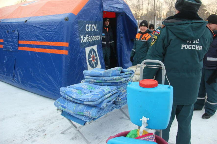 На Дальнем Востоке спасатели МЧС продолжают оказывать помощь населению
