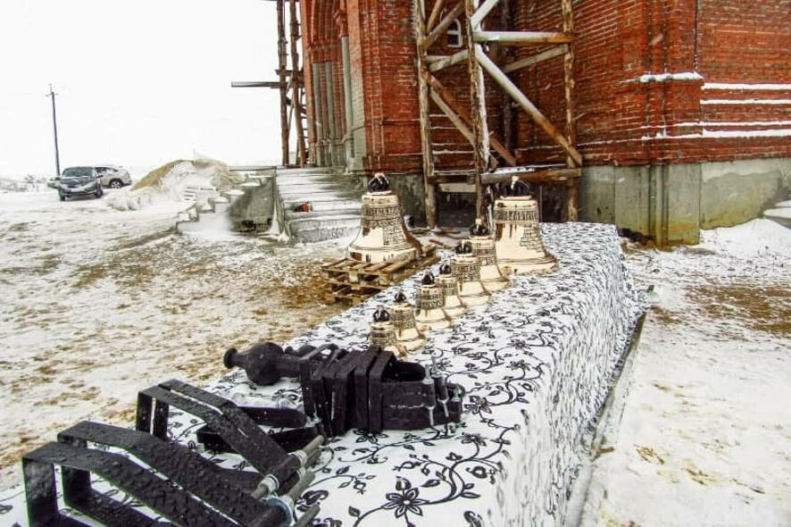 В Беломестной Криуше Тамбовской области установили колокола на строящийся храм
