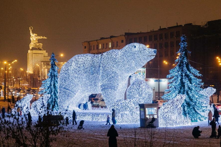 Умка возвращается: в Москве приступили к монтажу новогодней конструкции «Полярные медведи»