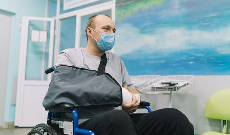 Врачи Центра травматологии спасли жизнь 31-летнего Алексея Шмырина, попавшего в ДТП