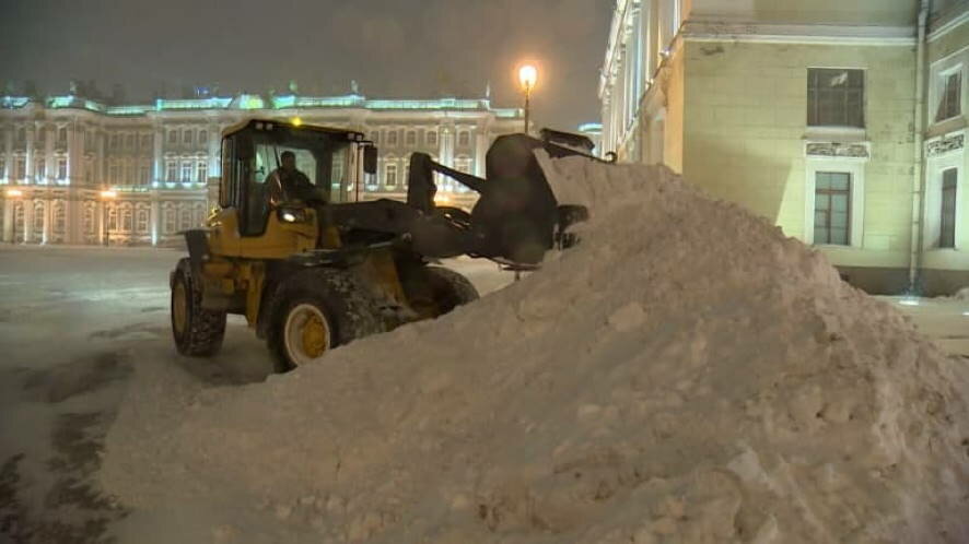 С дорог Петербурга за сутки вывезли более 7 тысяч «кубов» снега