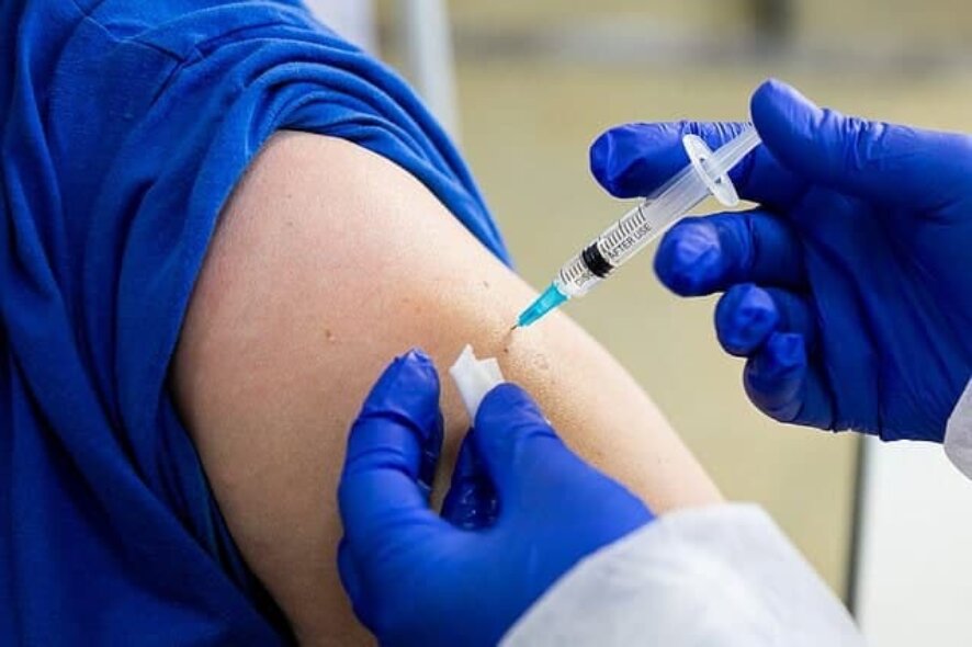 Кампания по вакцинации жителей Петербурга за 24 часа замедлилась на 30%