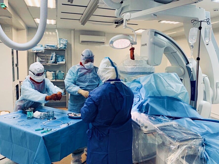 Тюменские травматологи провели сложную операцию по протезированию сустава