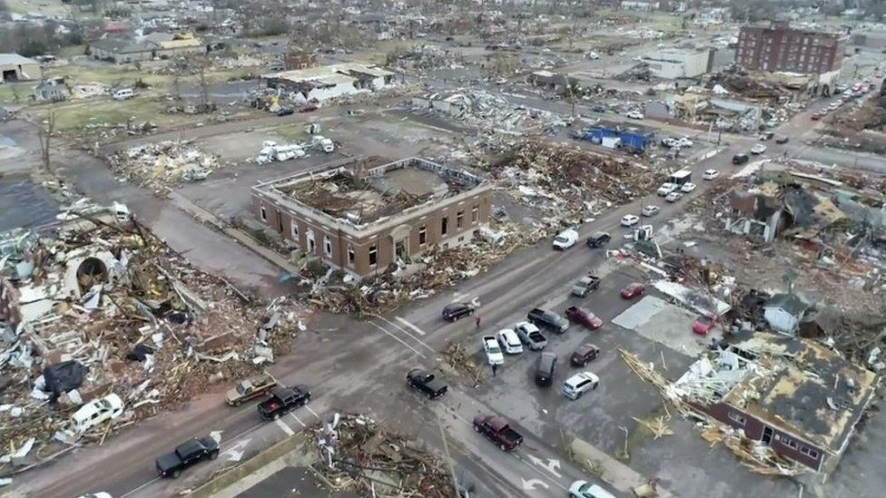 Более 70 человек погибли в результате самого разрушительного ураган в истории Кентукки, разрушены сотни домов
