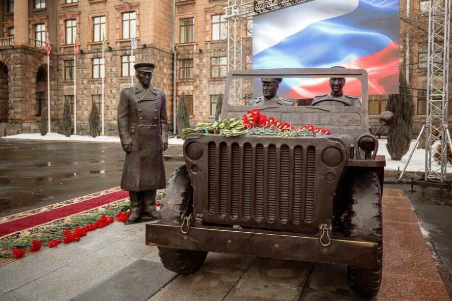 Екатеринбург отмечает юбилей Георгия Жукова открытием памятника