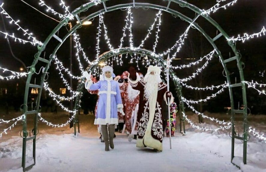 В 150 парках Подмосковья вчера включили праздничную иллюминацию и огни на новогодних елках