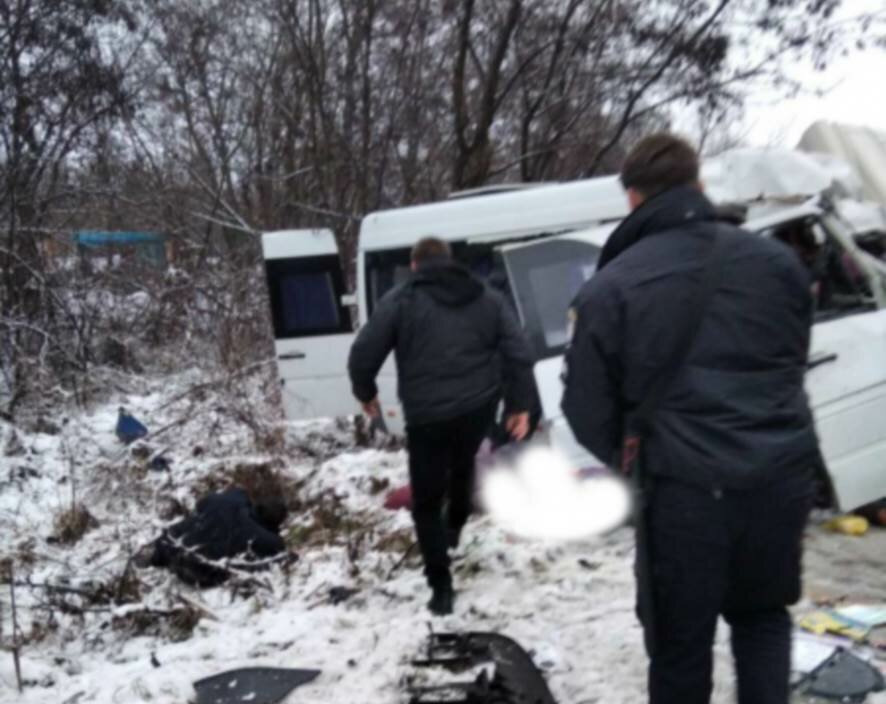 В ДТП под Черниговом погибло 12 человек