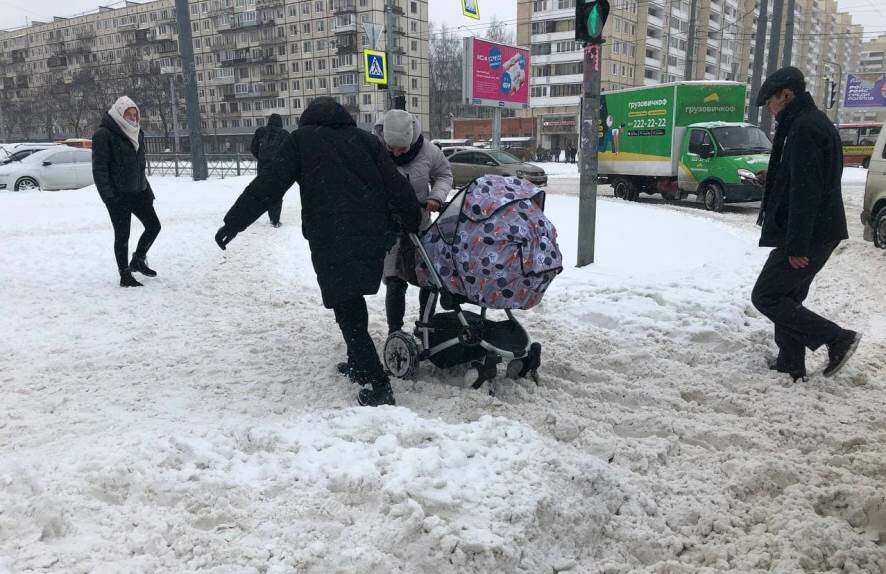 Работа дворников в Петербурге сводит на нет усилия снегоуборочной техники