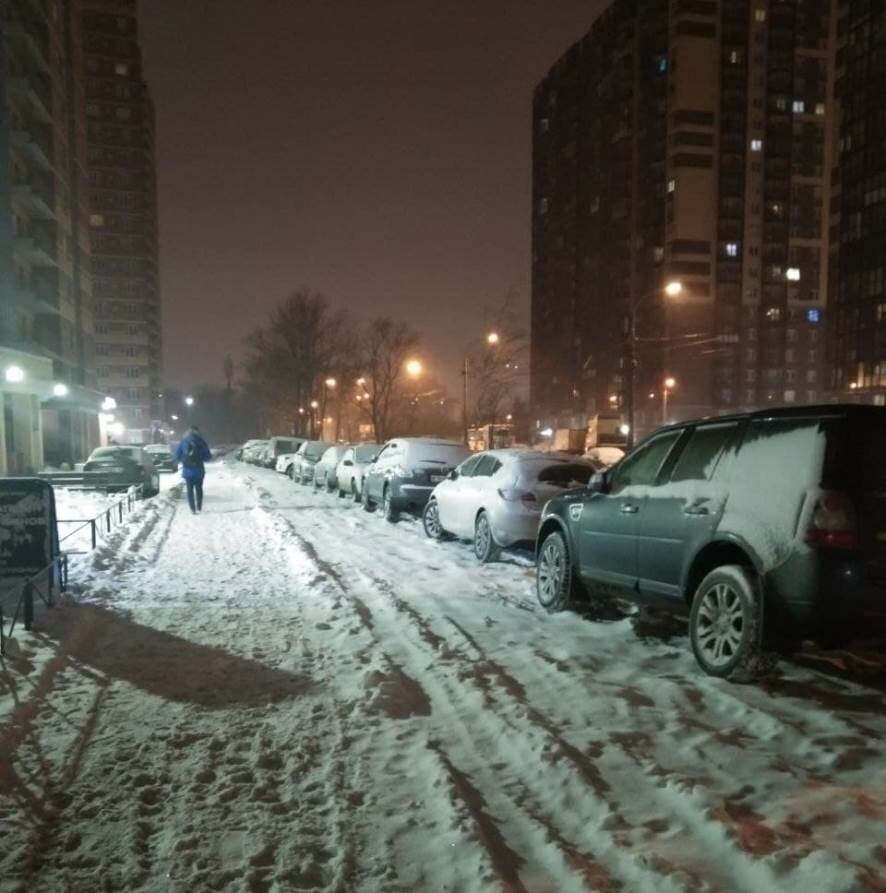 Петербуржцы умоляют Беглова почистить дороги в Невском районе от снега и льда