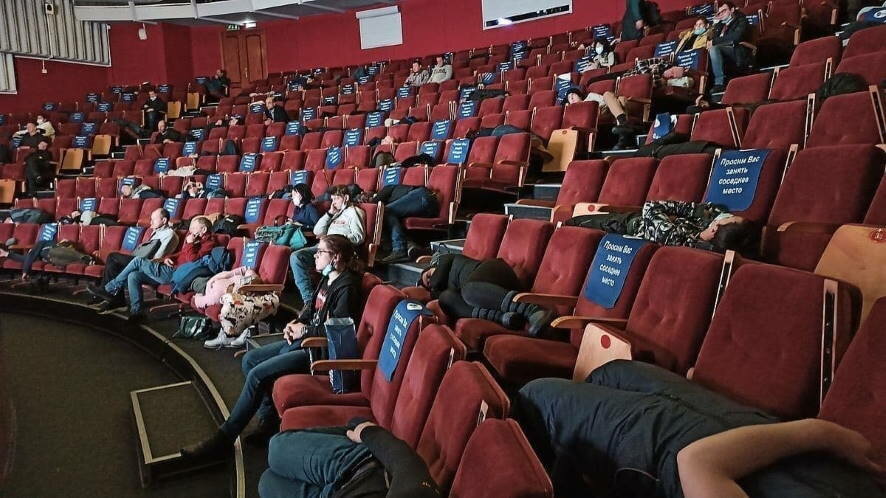 В Норильске 130 человек ночевали в кинотеатре из-за бушующей метели.