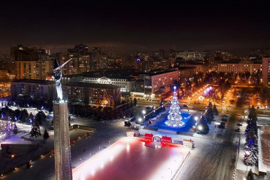 Сегодня в Самаре на площади Славы открылся ледовый каток