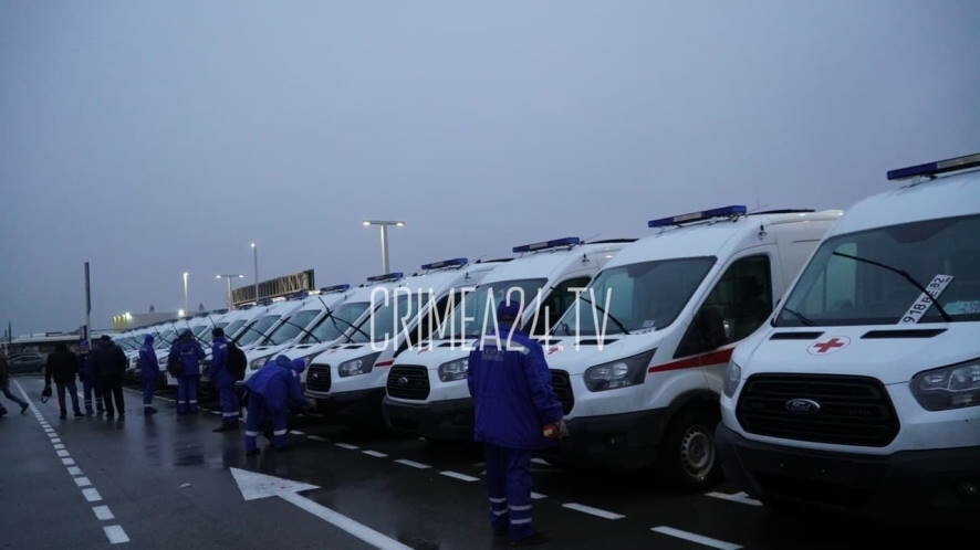 В аэропорту Симферополя вручили ключи от 97 новых автомобилей скорой помощи, которые закупили и доставили на полуостров из Ульяновска