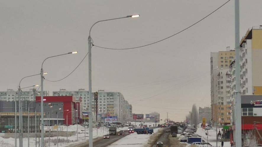Валерий Радаев проверил, как идет установка освещения вдоль дороги, соединяющей пос. Солнечный и Юбилейный