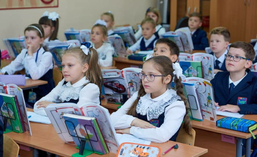 Власти Петербурга пока не планируют переводить школьников на дистанционку
