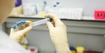 «Омикрон» выявлен в 64 регионах России