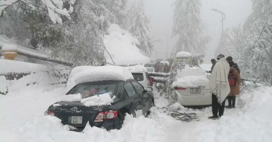 В горах Пакистана погибли 16 туристов, застрявших в снежном плену на автомобилях