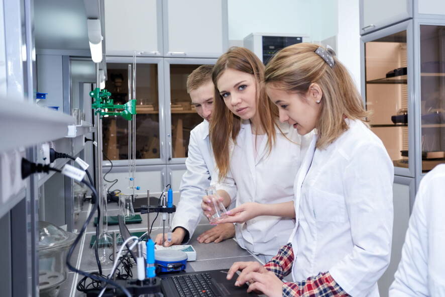 Школы Санкт-Петербурга получат 1 млрд рублей на создание лабораторий и предметных кабинетов