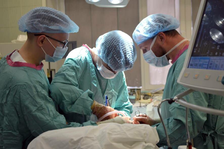 Хирурги провели 10-часовую операцию по удалению 40-сантиметровой опухоли у пациентки