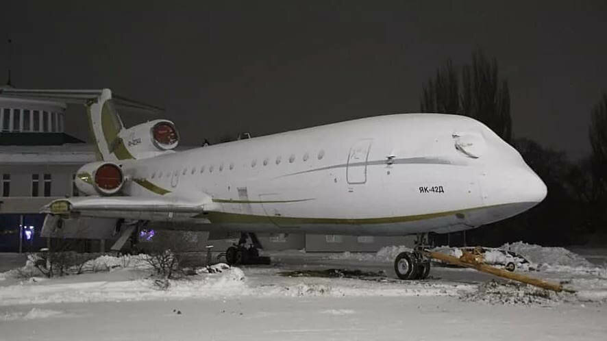 Самолет Як-42 установлен на площади Совета Европы у здания старого саратовского аэропорта