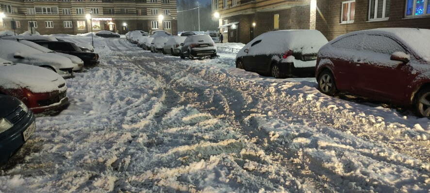 Коммунальщики не успевают обрабатывать жалобы петербуржцев на некачественную уборку снега