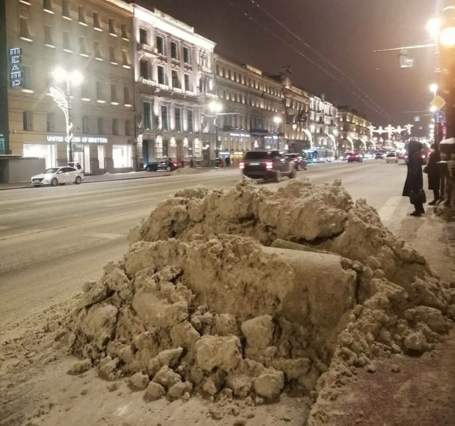 Тысячи кубометров вывезенного снега из Петербурга оказались приписками Смольного
