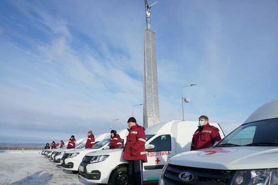 Губернатор Дмитрий Азаров передал станциям скорой медицинской помощи 30 новых машин