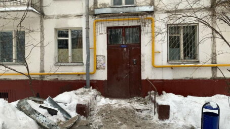 В Москве обрушился козырек подъезда одного из многоквартирных домов