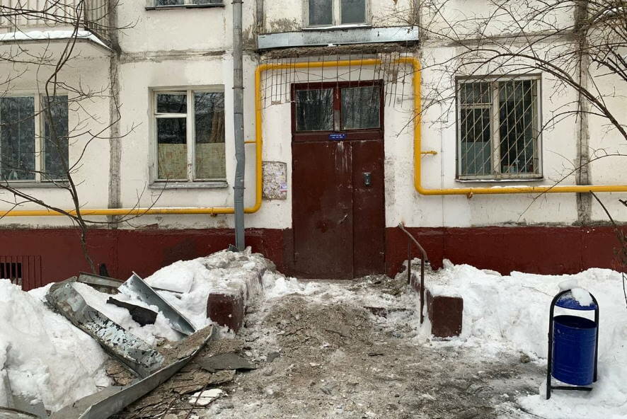 В Москве обрушился козырек подъезда одного из многоквартирных домов