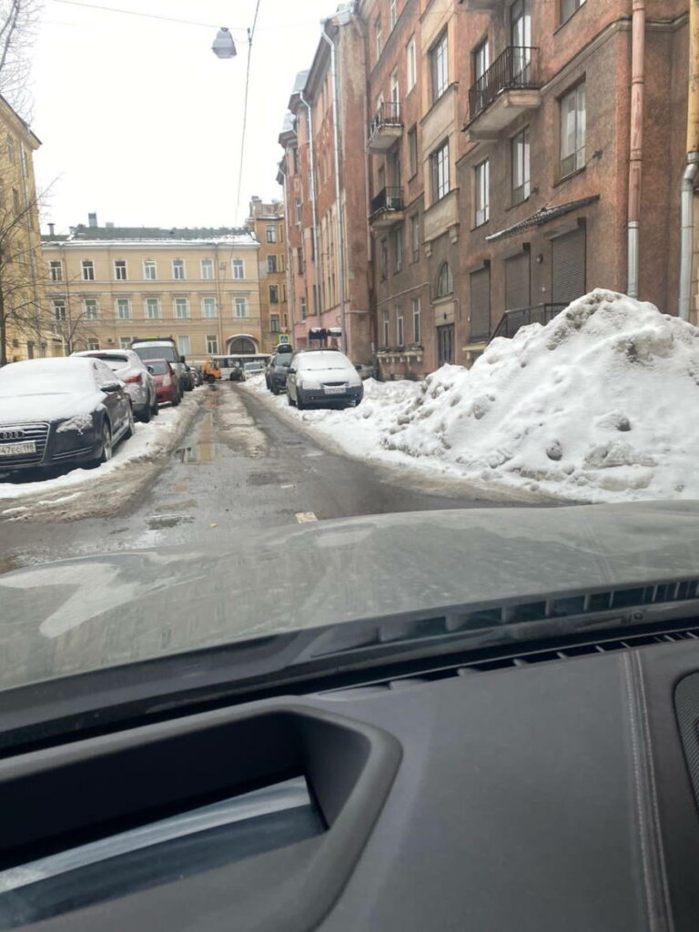 Оттепель не принесла Петербургу избавления от снежных завалов