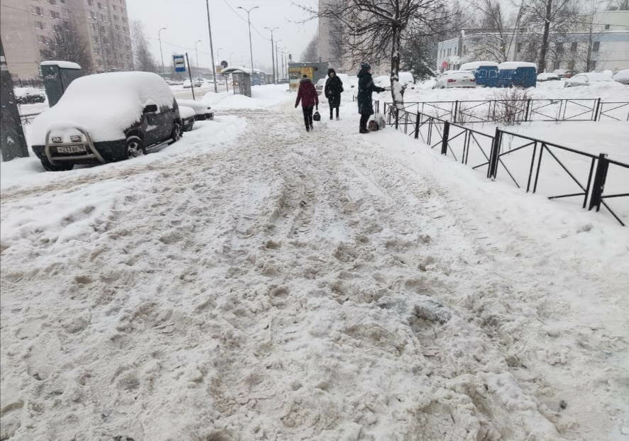 Уборка снега. В Питере не убирают снег. Питер завалило снегом. Сугробы в городе.