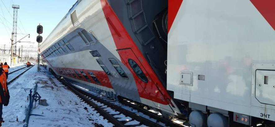 В Оренбурге пассажирский вагон едва не опрокинулся
