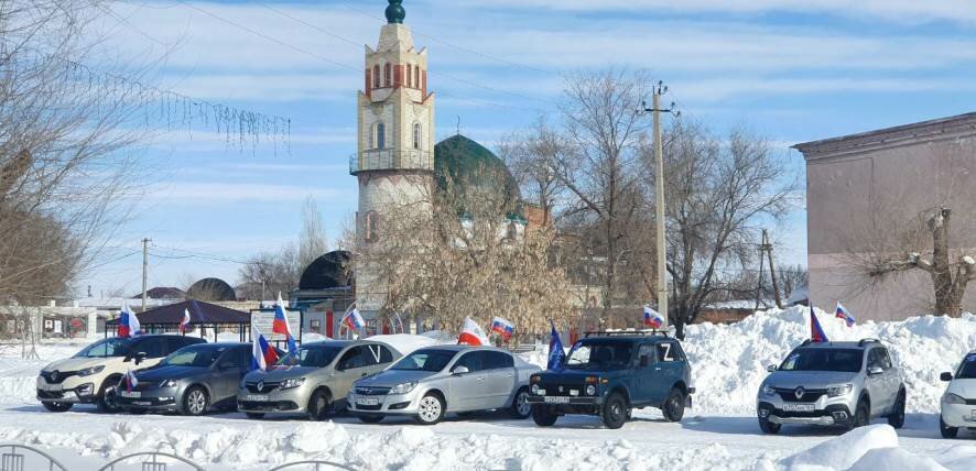 В День воссоединения Крыма с Россией в районах Саратовской области проходят патриотические акции и автопробеги