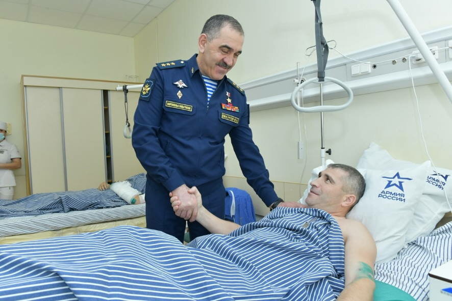 Юнус-Бек Евкуров и российский музыкант Александр Маршал посетили раненных военнослужащих