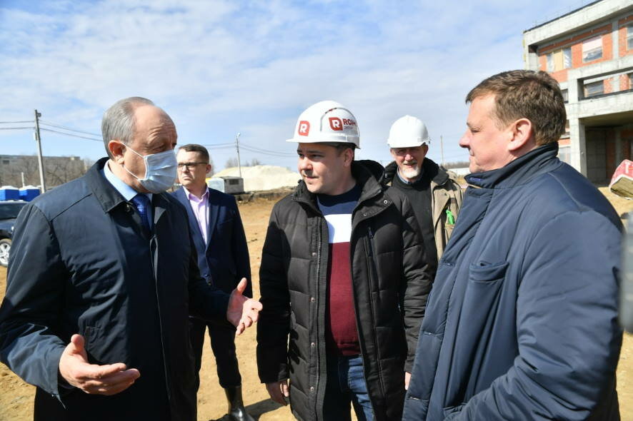 Валерий Радаев проверил, как идёт строительство соцобъектов в Саратове
