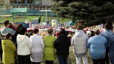 Алексей Русских: Нескончаемый поток людей к стихийному мемориалу в память о жертвах стрельбы в детском саду «Рябинка»