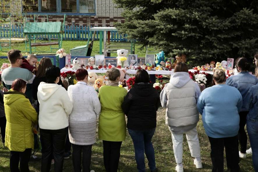 Алексей Русских: Нескончаемый поток людей к стихийному мемориалу в память о жертвах стрельбы в детском саду «Рябинка»