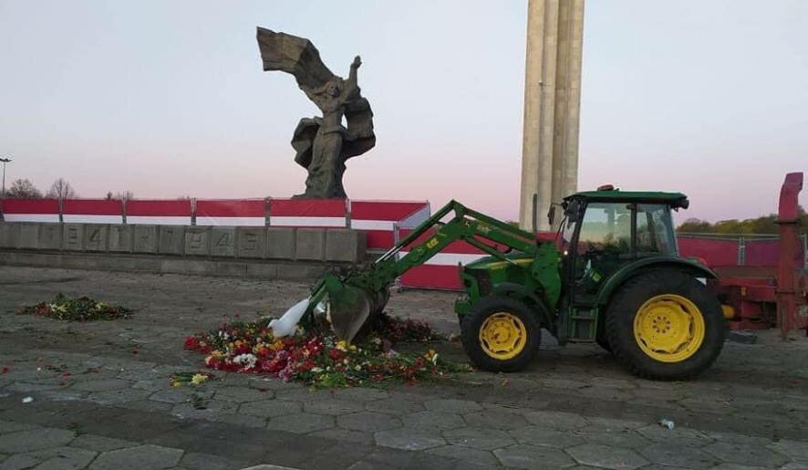 Власти Риги поспешно убрали все цветы, возложенные накануне к памятнику Освободителям