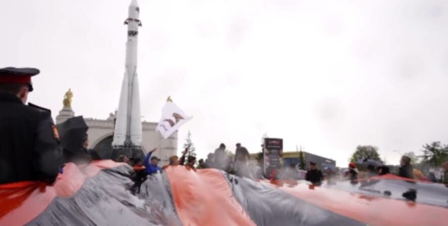 На ВДНХ в День Победы установили всероссийский рекорд «Самая большая лента памяти»