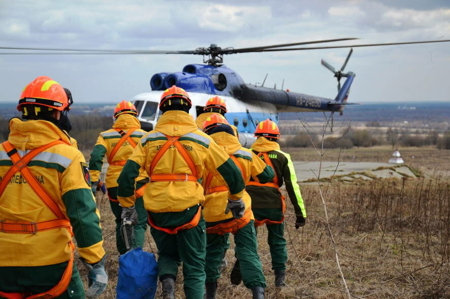 На помощь в ликвидации лесных пожаров в Красноярский край и Иркутскую область дополнительно направлено свыше 230 авиапожарных Авиалесоохраны