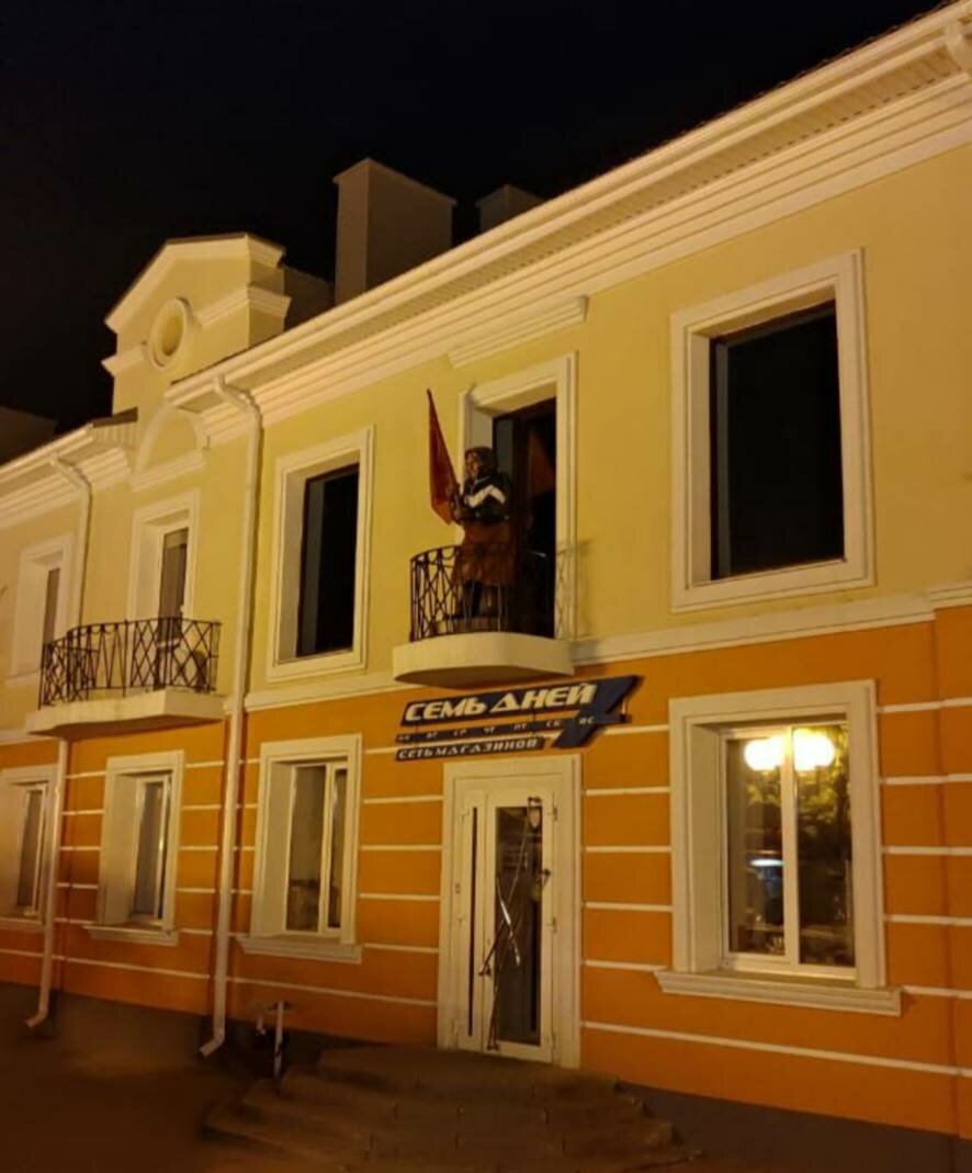 В Белгороде скульптуру бабушки с красным знаменем разместили на балконе