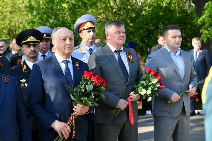 Губернатор Валерий Радаев возложил цветы к Мемориалу защитникам Отечества
