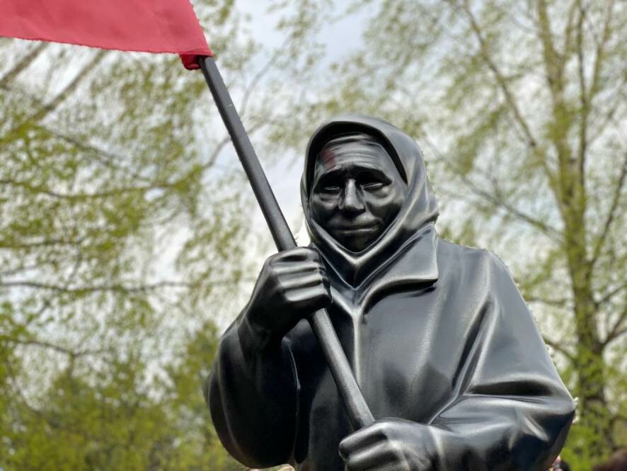В костромском Парке Победы открыли скульптуру бабушки Анны со Знаменем Победы в руках