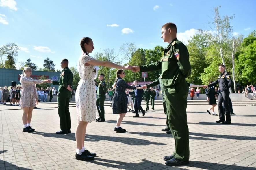 В Краснодаре 9 мая исполнили «Вальс Победы»